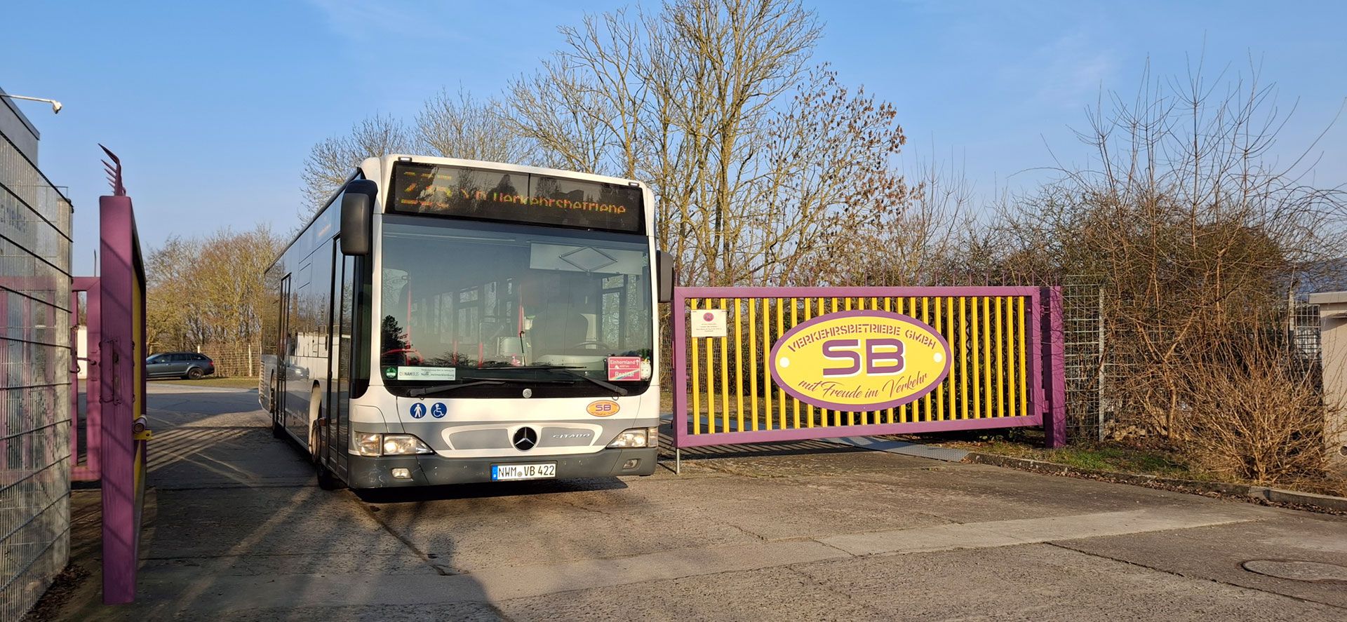Ein Bus steht vor einem Tor geparkt.