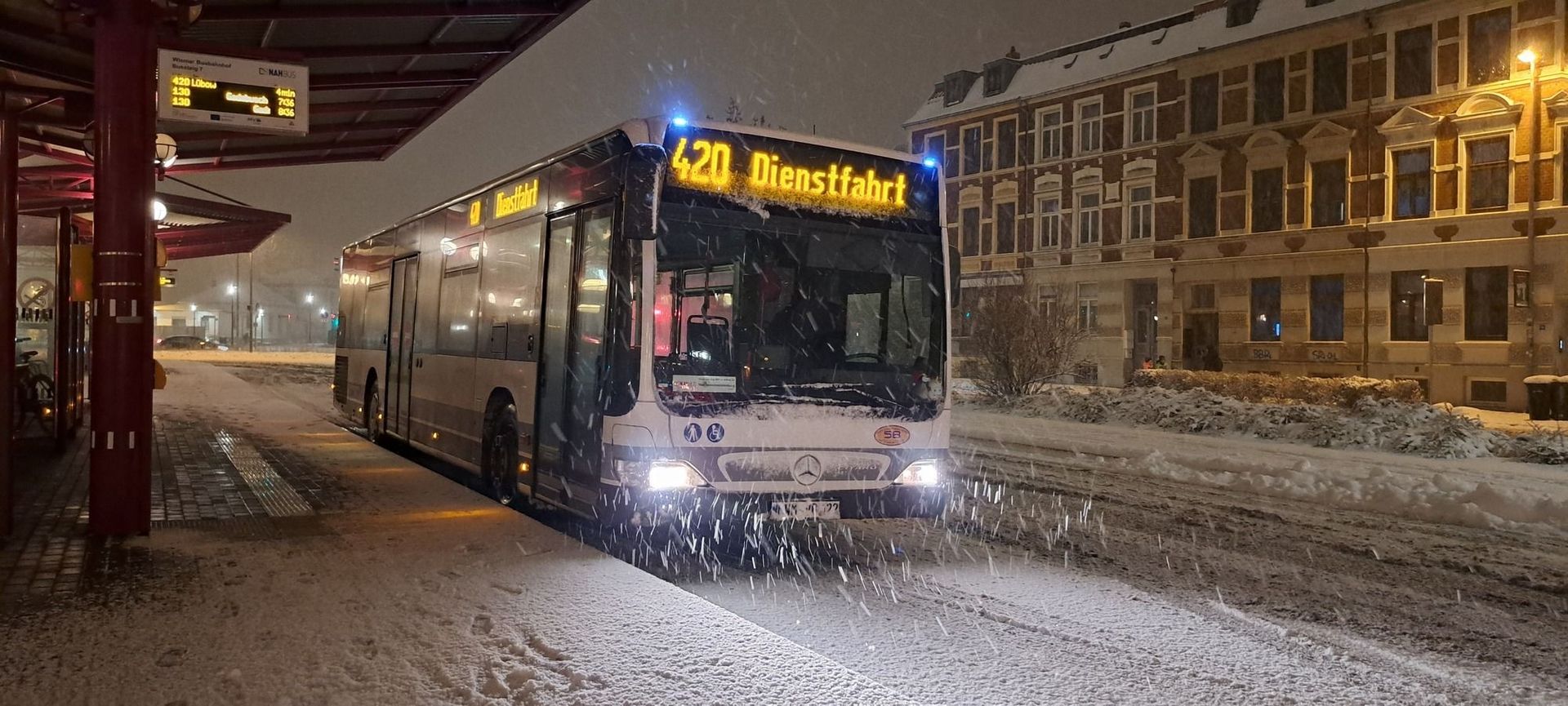 Bus bei Nacht und Schneefall