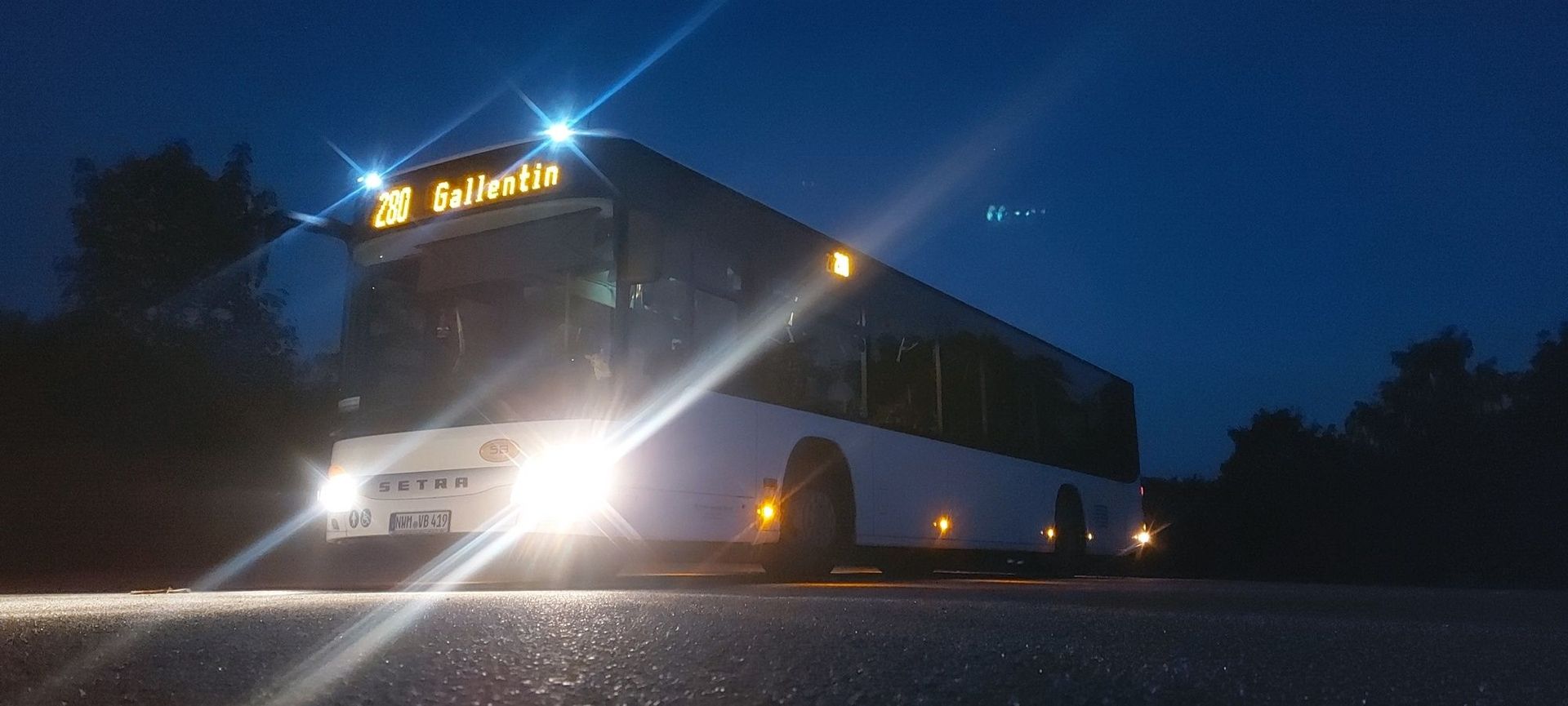 Linienbus bei Nacht