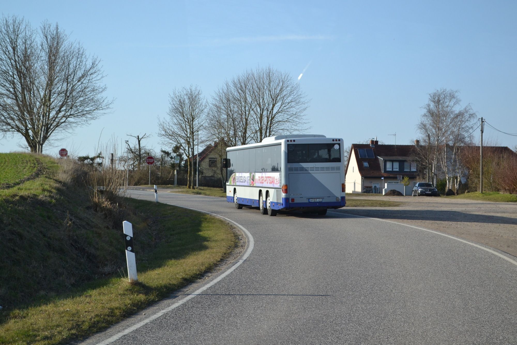 Bus auf Landstraße von hinten