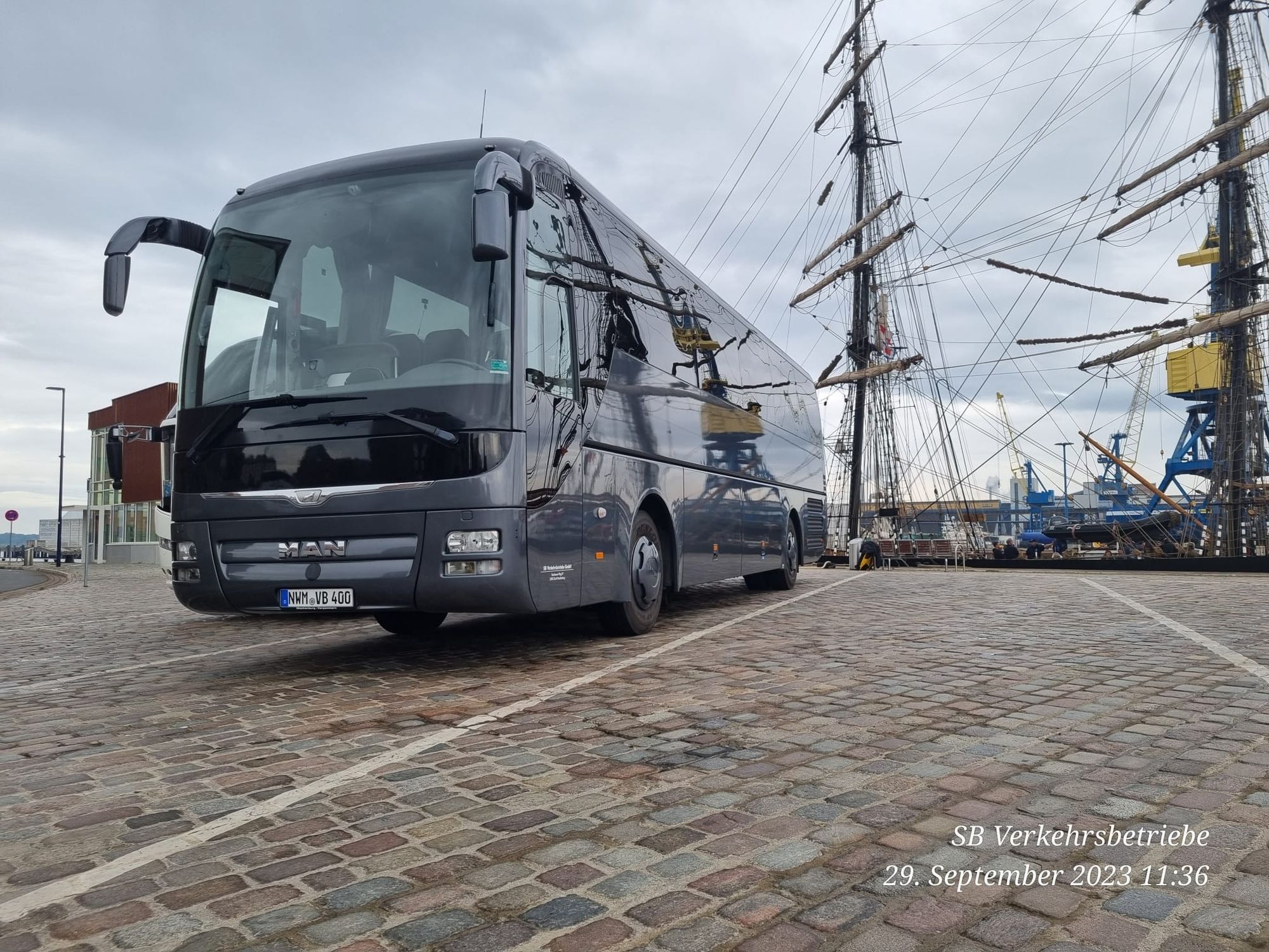 Bus auf einem Parkplatz