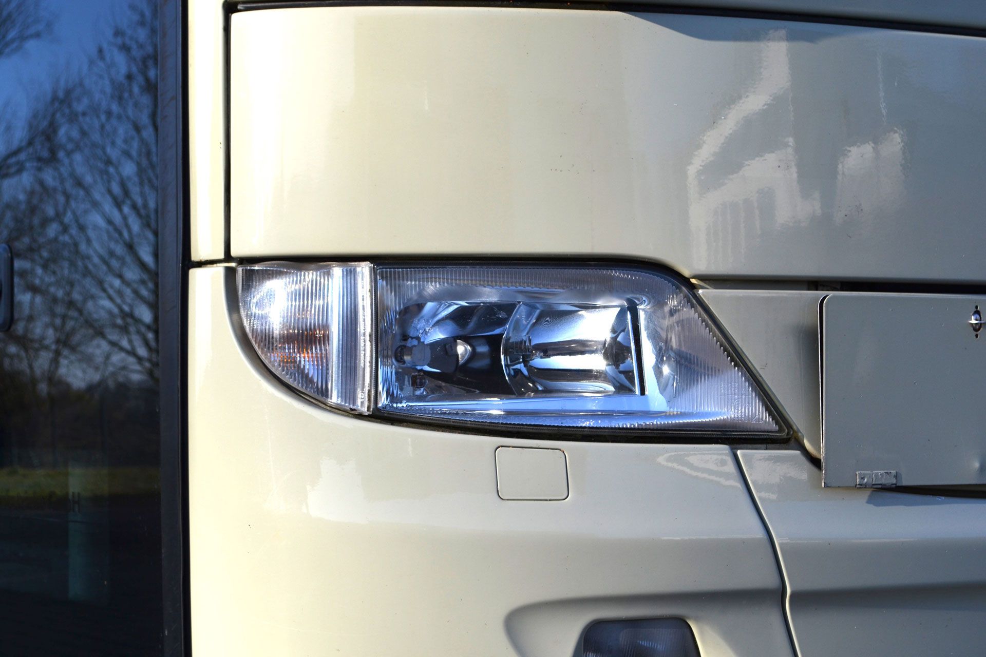 Detailaufnahme eines Busses, der ein Licht an der Vorderseite eingeschaltet hat.